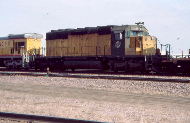 CNW 6880 passes on an intermodal